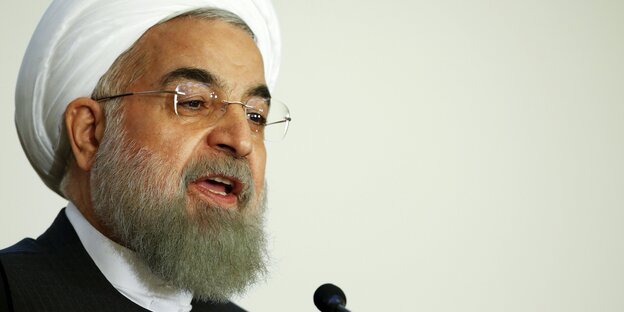 Ein Mann, Hassan Ruhani, mit Bart und Brille und weißem Turban Ein Mann, Hassan Ruhani, mit Bart und Brille und weißem Turban