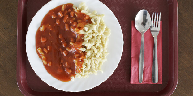 Ein Teller mit Nudeln und Tomatensoße.