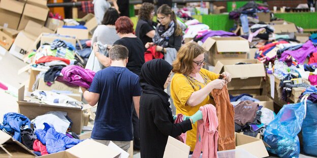 Helfer sortieren Kleiderspenden Helfer sortieren Kleiderspenden