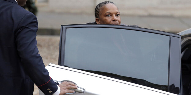 Christiane Taubira steigt in ein Auto. Christiane Taubira steigt in ein Auto.