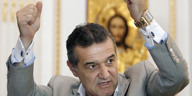 Der Geschäftsmann Gigi Becali hebt die Arme hoch. Der Geschäftsmann Gigi Becali hebt die Arme hoch.