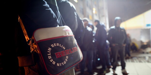 Eine Schlange von Menschen in der Dunkelheit Eine Schlange von Menschen in der Dunkelheit