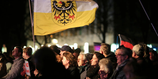 Die Fahne Niederschlesiens weht auf einer Kundgebung der AfD in Magdeburg auf dem Domplatz. Die Fahne Niederschlesiens weht auf einer Kundgebung der AfD in Magdeburg auf dem Domplatz.