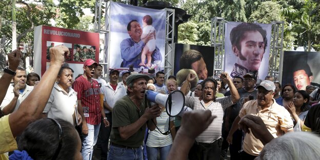 Chavistas auf der Plaza Bolivar vor den Portraits ihrer Helden - Simón Bolivar und Hugo Chávez. Chavistas auf der Plaza Bolivar vor den Portraits ihrer Helden - Simón Bolivar und Hugo Chávez.