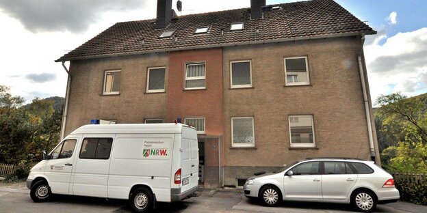 Zwei Autos stehen vor einem Haus in Altena Zwei Autos stehen vor einem Haus in Altena