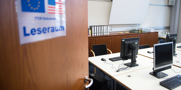 Ein "Leseraum"-Schild hängt an einer Tür, dahinter ein Raum mit Computern