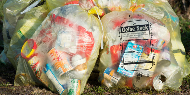 Gelbe Säcke mit Verpackungsmüll