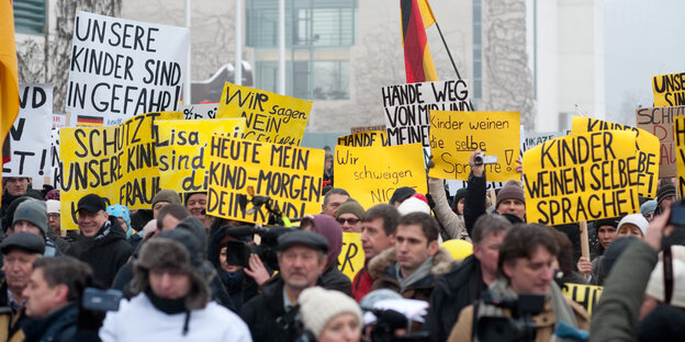 Demonstranten halten Schilder in die Luft Demonstranten halten Schilder in die Luft
