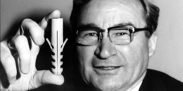 Fischer mit Dübel in der Hand Fischer mit Dübel in der Hand