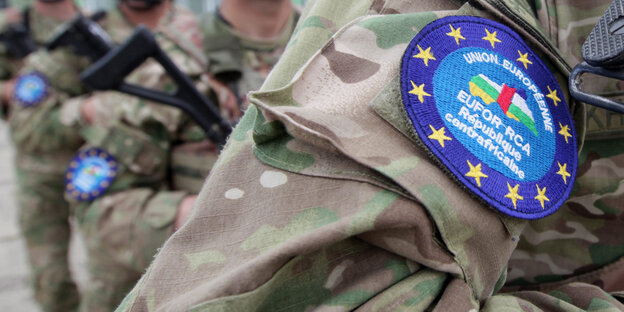 Großaufnahme der Oberarme von georgischen EUFOR-Soldaten in Zentralafrika, ein Aufnäher der Mission ist groß im Bild Großaufnahme der Oberarme von georgischen EUFOR-Soldaten in Zentralafrika, ein Aufnäher der Mission ist groß im Bild