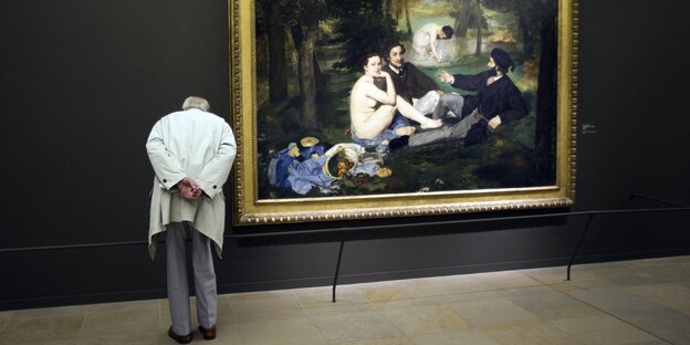 „Le déjeuner sur l’herbe“ im Museum, daneben ein Mann