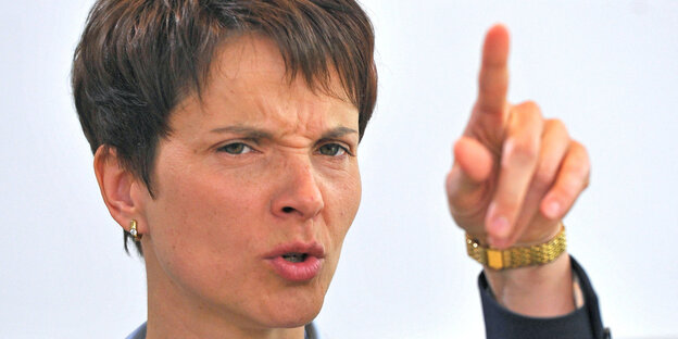 Frauke Petry mit ausgestrecktem Zeigefinger Frauke Petry mit ausgestrecktem Zeigefinger