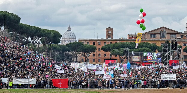 Sehr viele Demonstranten mit bunten Bannern im Circus Maximus in Rom. Sehr viele Demonstranten mit bunten Bannern im Circus Maximus in Rom.