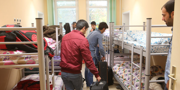 Flüchtlinge in einem Mehr-Bett-Zimmer