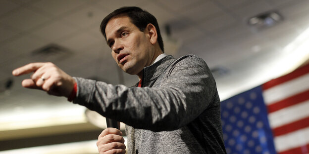 Marco Rubio hat bei einer Wahlveranstaltung ein Mikrofon in der Hand und zeigt mit dem Finger nach vorne. Marco Rubio hat bei einer Wahlveranstaltung ein Mikrofon in der Hand und zeigt mit dem Finger nach vorne.