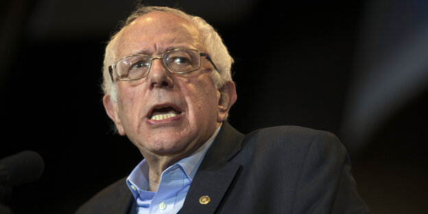Bernie Sanders verzieht die Mundwinkel und schaut aus dem Bild. Bernie Sanders verzieht die Mundwinkel und schaut aus dem Bild.