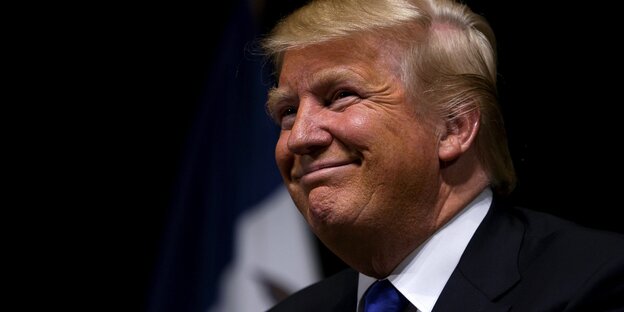 Donald Trump lacht. Donald Trump lacht.
