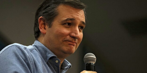 Ted Cruz hält ein Mikrofon in der Hand. Ted Cruz hält ein Mikrofon in der Hand.