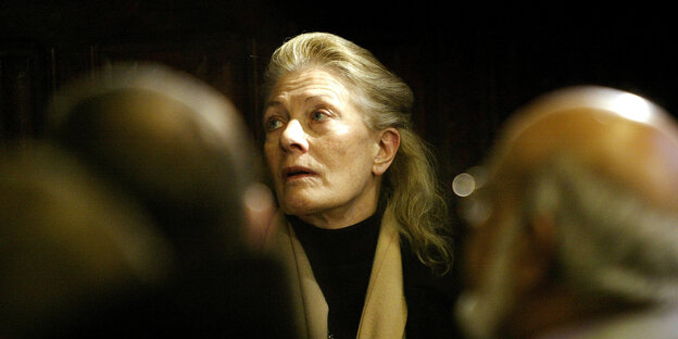 Frau mit langem Haar und Falten - es ist die Schauspielerin Vanessa Redgrave Frau mit langem Haar und Falten - es ist die Schauspielerin Vanessa Redgrave
