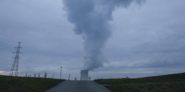 eine Straße, an deren Ende ein Atomkraftwerk zu sehen ist eine Straße, an deren Ende ein Atomkraftwerk zu sehen ist