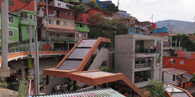 Eine Rolltreppe inmitten einer bunten Stadt.