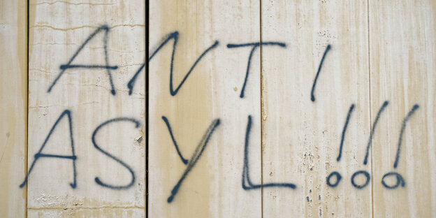 Mit Schwarzer Sprühfarbe stehen die Worte "Anti Asyl" an einer Wand Mit Schwarzer Sprühfarbe stehen die Worte "Anti Asyl" an einer Wand