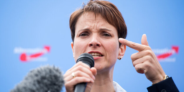 Frauke Petry spricht in ein Mikrofon Frauke Petry spricht in ein Mikrofon
