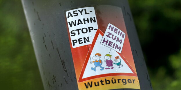 Ein Aufkleber „Asyl-Wahn Stoppen – Nein zum Heim – Wutbürger“ klebt an einem Laternenmast in unmittelbarer Nähe des Leonardo-Hotel in Freital (Sachsen). Ein Aufkleber „Asyl-Wahn Stoppen – Nein zum Heim – Wutbürger“ klebt an einem Laternenmast in unmittelbarer Nähe des Leonardo-Hotel in Freital (Sachsen).
