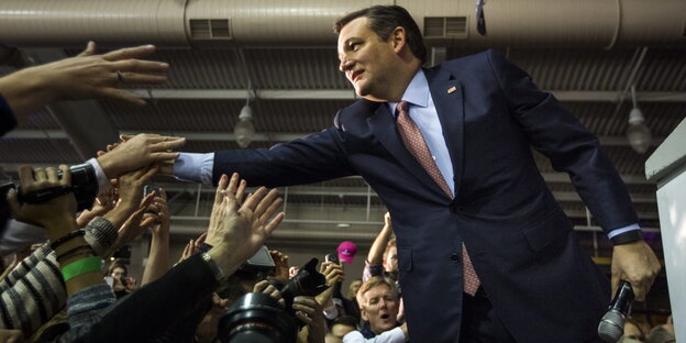 Ted Cruz schüttelt die Hand eines Supporters Ted Cruz schüttelt die Hand eines Supporters