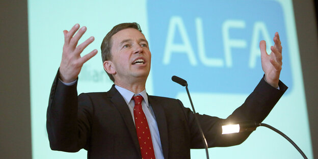 Bernd Lucke mit ausgebreiteten Armen Bernd Lucke mit ausgebreiteten Armen
