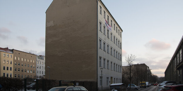 Alleinstehendes Wohnhaus in Berlin-Moabit. Im Vordergrund die Brandmauer. Alleinstehendes Wohnhaus in Berlin-Moabit. Im Vordergrund die Brandmauer.