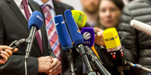Zahlreiche Mikrofone bei einem Interview Zahlreiche Mikrofone bei einem Interview