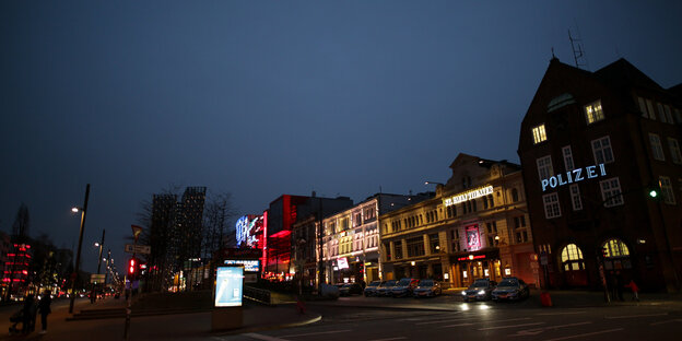 Reeperbahn am Abend. Ganz rechts die Davidwache.