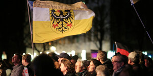 Menschen auf einer AfD-Kundgebung in Magdeburg