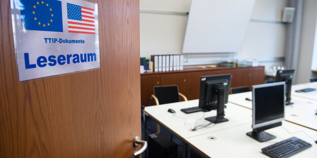 Blick in einen Raum mit Computerarbeitsplätzen Blick in einen Raum mit Computerarbeitsplätzen