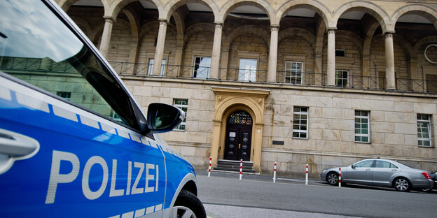 Polizeiauto vor einem Gebäude Polizeiauto vor einem Gebäude