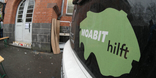 Aufkleber mit der Aufschrift „Moabit hilft“ auf dem Heck eines Autos Aufkleber mit der Aufschrift „Moabit hilft“ auf dem Heck eines Autos