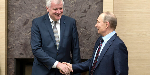 Seehofer und Putin geben sich die Hand Seehofer und Putin geben sich die Hand