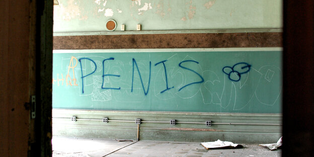 Penis steht an einer Wand Penis steht an einer Wand