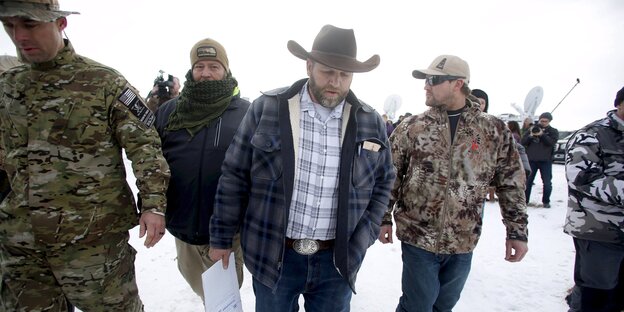 Ammon Bundy umgeben von drei Bürgerwehr-Unterstützern Ammon Bundy umgeben von drei Bürgerwehr-Unterstützern