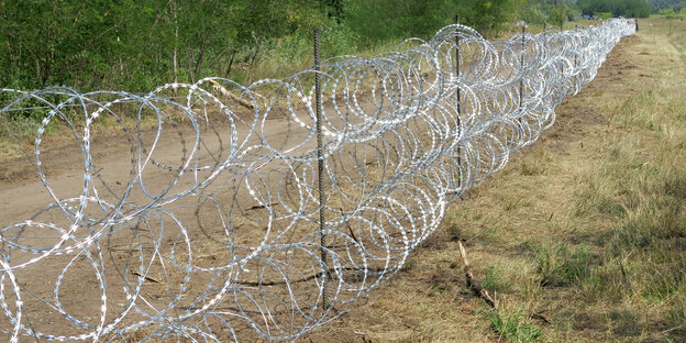 Stacheldrahtzaun an der ungarisch-serbischen Grenze Stacheldrahtzaun an der ungarisch-serbischen Grenze