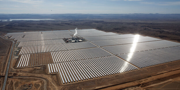 Luftbild einer riesigen Solaranlage in der Wüste von Marokko. Luftbild einer riesigen Solaranlage in der Wüste von Marokko.