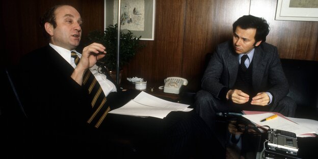 Otto Graf Lambsdorff und Hubert Burda bei einem Interview in einem holzvertäfelten Büro. Otto Graf Lambsdorff und Hubert Burda bei einem Interview in einem holzvertäfelten Büro.