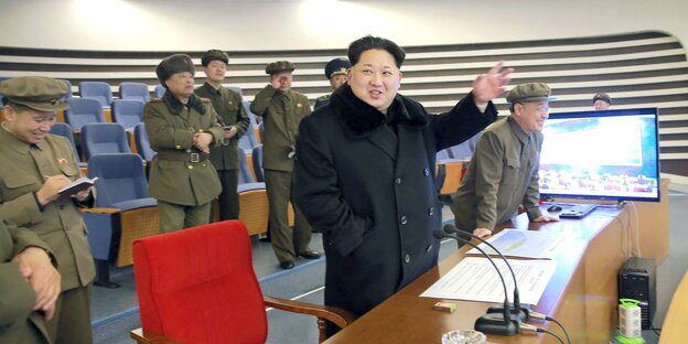 Kim Jong Un und Soldaten stehen vor einem Monitor Kim Jong Un und Soldaten stehen vor einem Monitor