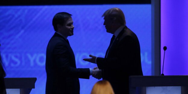 Die Silhouetten von Marco Rubio und Donald Trump in einem TV-Studio Die Silhouetten von Marco Rubio und Donald Trump in einem TV-Studio