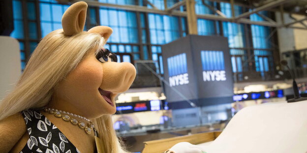 Miss Piggy steht in der Börse von New York. Miss Piggy steht in der Börse von New York.
