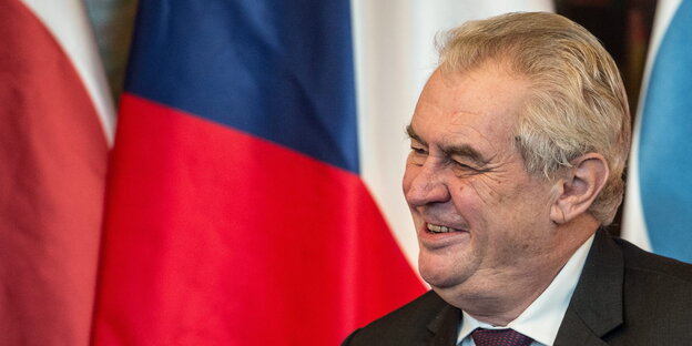 Miloš Zeman vor einer großen tschechischen Fahne. Miloš Zeman vor einer großen tschechischen Fahne.