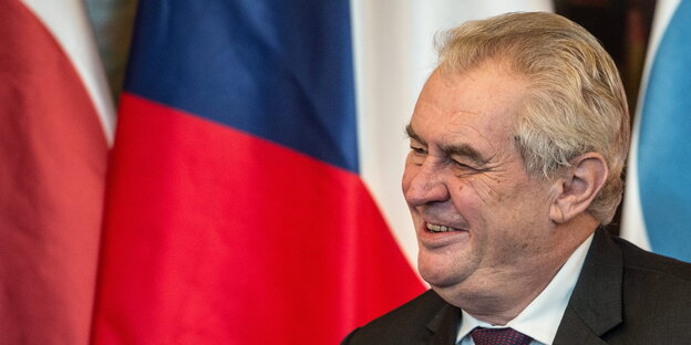 Miloš Zeman vor einer großen tschechischen Fahne.