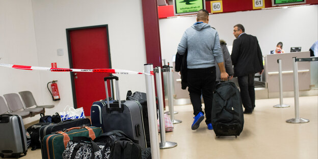 Reisekoffer und Taschen stehen vor rückkehrernden Flüchhtlingen Reisekoffer und Taschen stehen vor rückkehrernden Flüchhtlingen