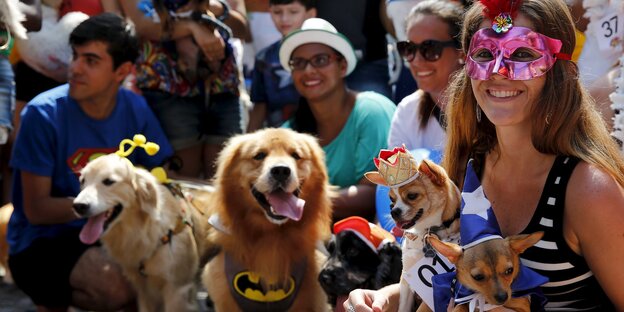 Verkleidete Hunde mit ihren verkleideten Besitzern Verkleidete Hunde mit ihren verkleideten Besitzern